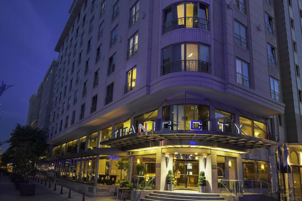 تور استانبول "هتل تایتانیک سیتی تکسیم"